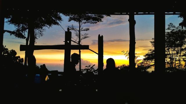 Dear Penikmat Senja, 10 Tempat Nongkrong di Jogja Ini Cocok untuk Menikmati Sunset yang Istimewa! 21 Dear Penikmat Senja, 10 Tempat Nongkrong di Jogja Ini Cocok untuk Menikmati Sunset yang Istimewa!