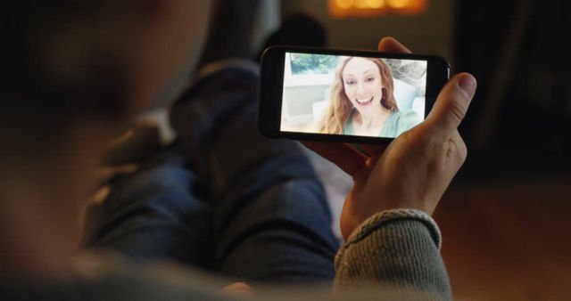 5 Hal yang Tak Boleh Dibiarkan Terjadi Saat LDR-an, Kalau Tak Ingin Hubungan Kalian Bubaran