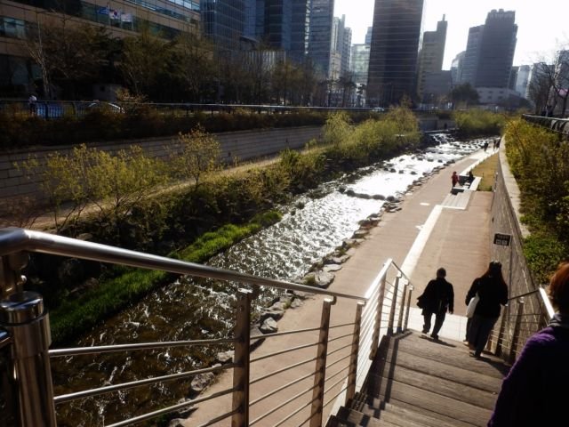 Cheonggyocheon Stream, Destinasi Cantik di Jantung Kota Seoul. Siapa Sangka Pinggiran Sungai ini Dulunya Kawasan Kumuh
