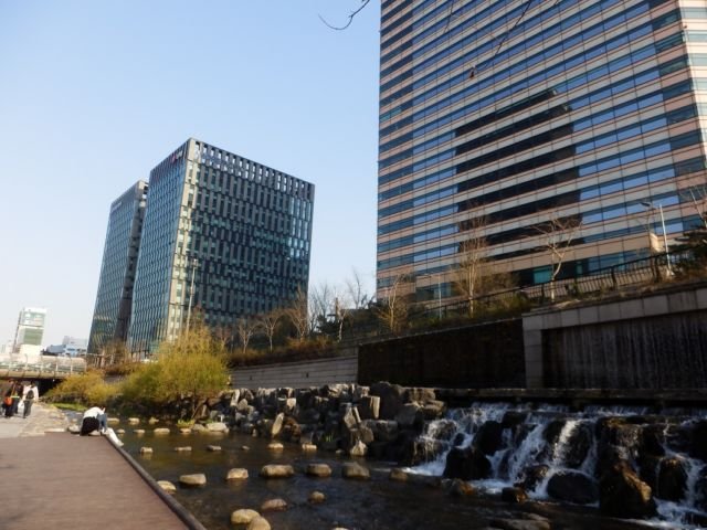 Cheonggyocheon Stream, Destinasi Cantik di Jantung Kota Seoul. Siapa Sangka Pinggiran Sungai ini Dulunya Kawasan Kumuh