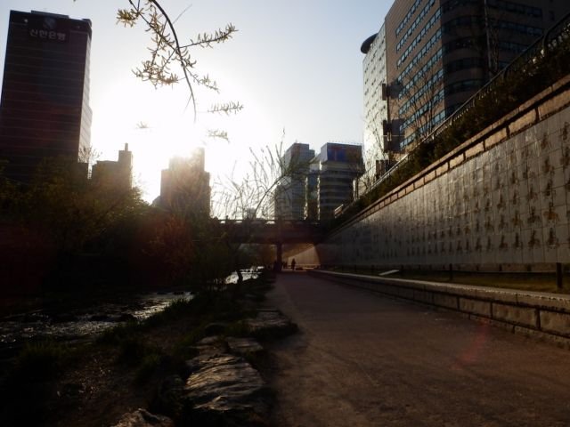 Cheonggyocheon Stream, Destinasi Cantik di Jantung Kota Seoul. Siapa Sangka Pinggiran Sungai ini Dulunya Kawasan Kumuh