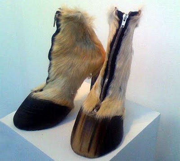 Lupakan Sneakers Mahal nan Gaul itu. Kalau Pakai Sepatu Super Nyeleneh ini, Kamu Berani Nggak?