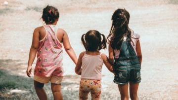 6 Keuntungan Jadi Anak Tengah yang Kadang Tak Kamu Sadari Kalau Tak Sering Direnungkan Sendiri