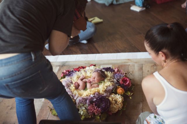 Dibalik Foto Lucu Bayi Baru Lahir, Ada 8 Hal yang Harus Dipahami. Jangan Praktik Sendiri di Rumah!