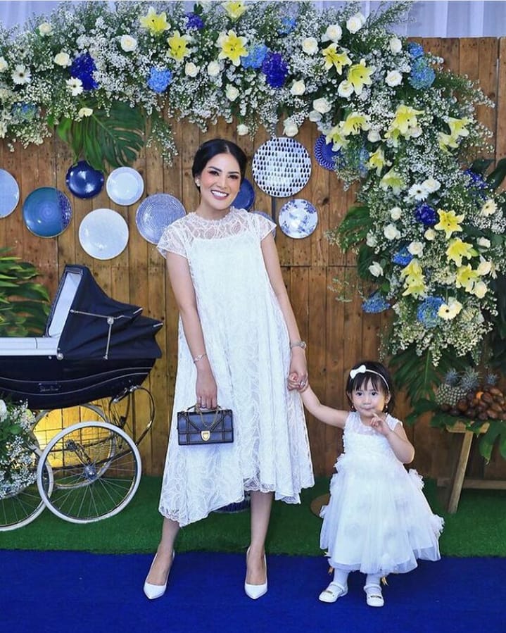 12+ Inspirasi Baju Couple Mama dan Anak yang Nggak Harus Sama Persis. Tetap Cantik, Manis nan Modis