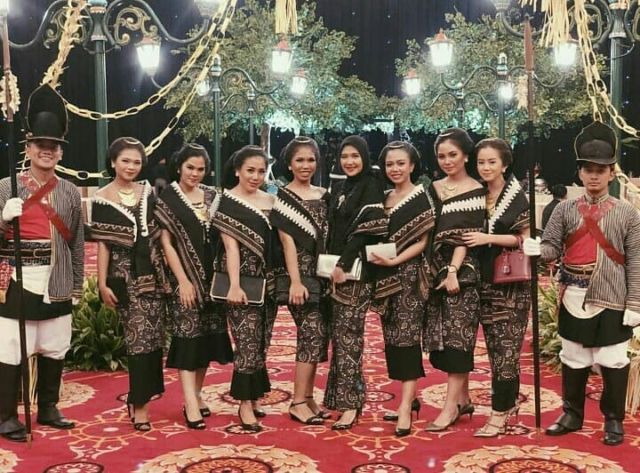 13+ Inspirasi Dodotan Jawa untuk Pagar Ayu. Tenang, Bisa Pakai Selendang buat yang Malu-malu