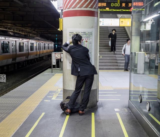 Kebiasaan 'Inemuri' Jadi Solusi Tidur di Tengah Jepang yang Gila Kerja. Tidur Sembarangan Dimaklumi