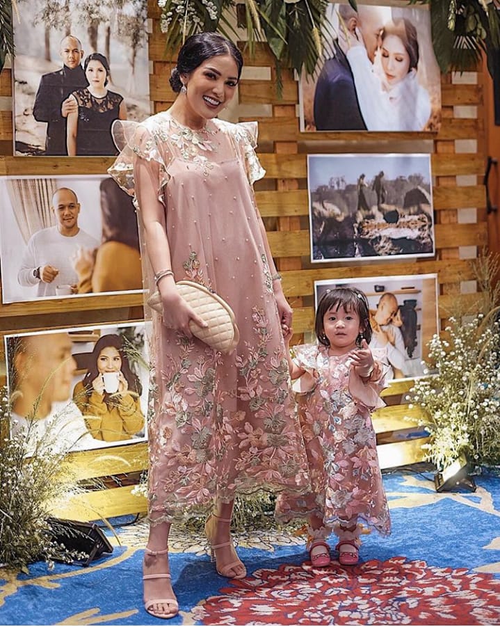 12+ Inspirasi Baju Couple Mama dan Anak yang Nggak Harus Sama Persis. Tetap Cantik, Manis nan Modis