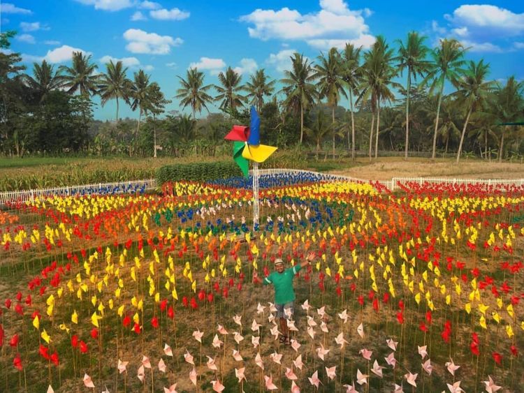 Berfoto dengan Kitiran Warna-Warni di Taman Dewari. Destinasi yang Hits dan Instagramable di Magelang!