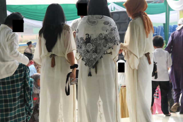 berhijab!! tapi telanjang mengumbar aurat