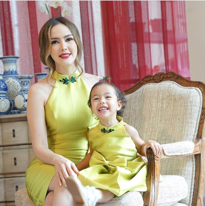 12+ Inspirasi Baju Couple Mama dan Anak yang Nggak Harus Sama Persis. Tetap Cantik, Manis nan Modis