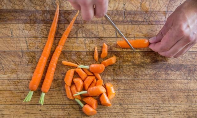 Jangan Dulu Dikupas, 11 Buah dan Sayur Ini Justru Lebih Sehat Dimakan Sekalian Kulitnya