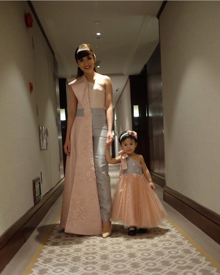 12+ Inspirasi Baju Couple Mama dan Anak yang Nggak Harus Sama Persis. Tetap Cantik, Manis nan Modis