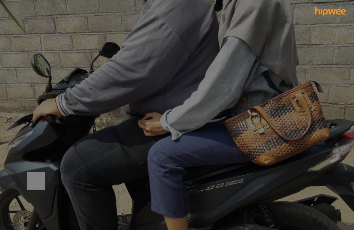 Menerka Status Hubungan Orang dari Caranya Duduk Saat Boncengan Motor. Coba Dikira-Kira Sendiri~