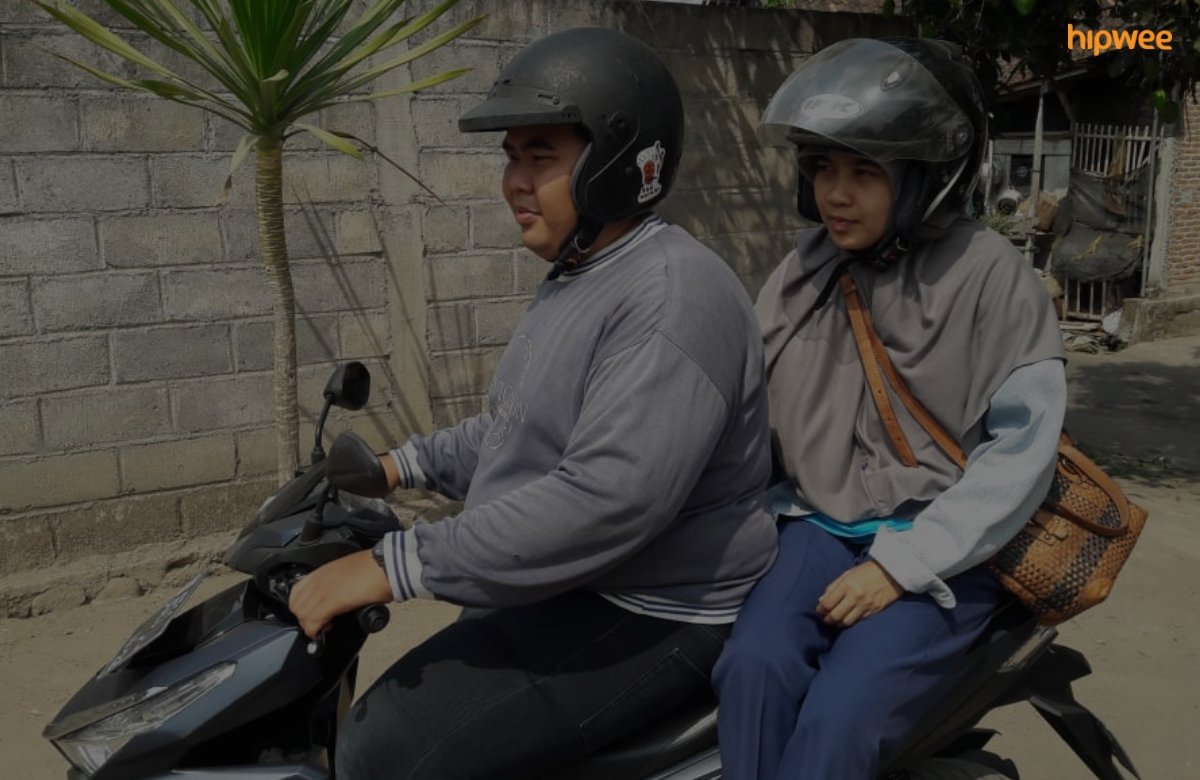 Menerka Status Hubungan Orang dari Caranya Duduk Saat Boncengan Motor. Coba Dikira-Kira Sendiri~