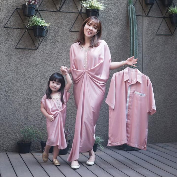 12+ Inspirasi Baju Couple Mama dan Anak yang Nggak Harus Sama Persis. Tetap Cantik, Manis nan Modis