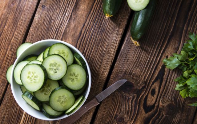 Jangan Dulu Dikupas, 11 Buah dan Sayur Ini Justru Lebih Sehat Dimakan Sekalian Kulitnya