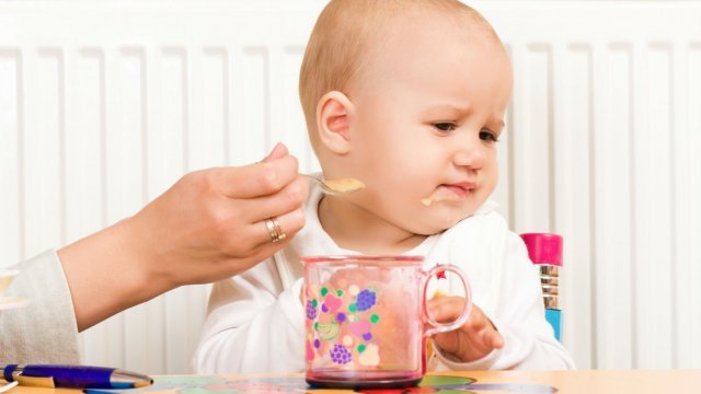 Viral Anak 2 Bulan Dicekoki Bubur Bayi Bikin Warganet Geram. Ini 5 Alasan Medis MPASI Jangan Diberikan Sebelum Waktunya