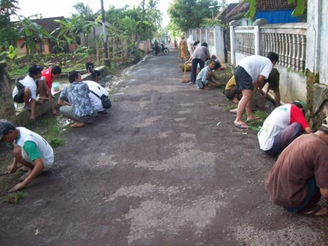 Gotong Royong Untuk Kebersihan Lingkungan Sekitar