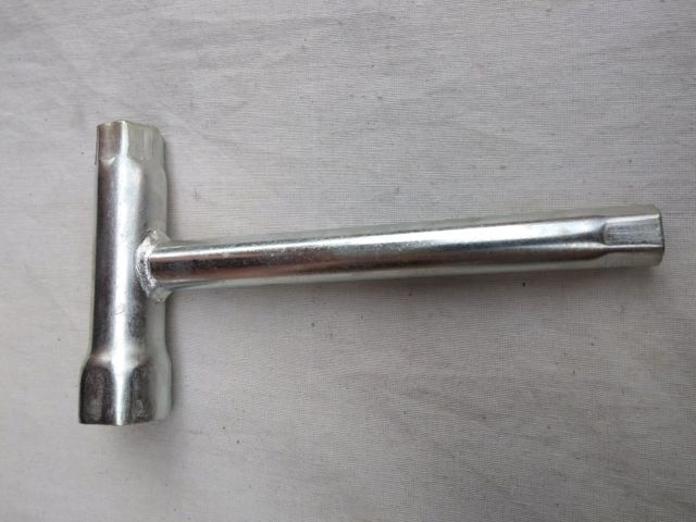 Kunci Busi