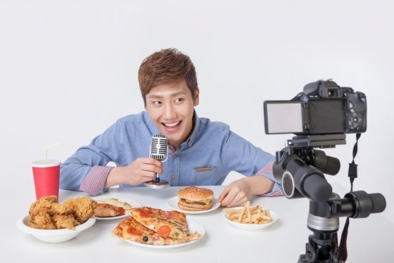 Seluk Beluk Mukbang yang Jadi Tren di Korea Selatan Bahkan di Dunia. Katanya Sempat Dilarang lo