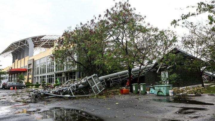 Cuaca Ekstrem Landa Indonesia. Angin Kencang Landa Palembang, Stadion Jakabaring Sampai Rusak Parah!