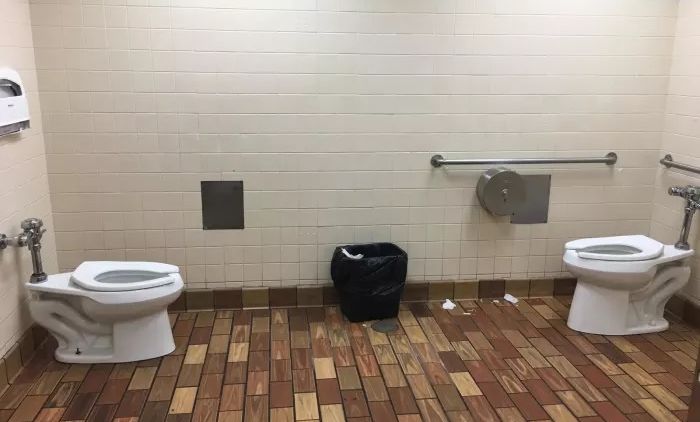 Buang Air di 11 Toilet ini, Kenyamananmu Bakal Diuji Banget. Desainnya Gokil bin Kocak sih! :D
