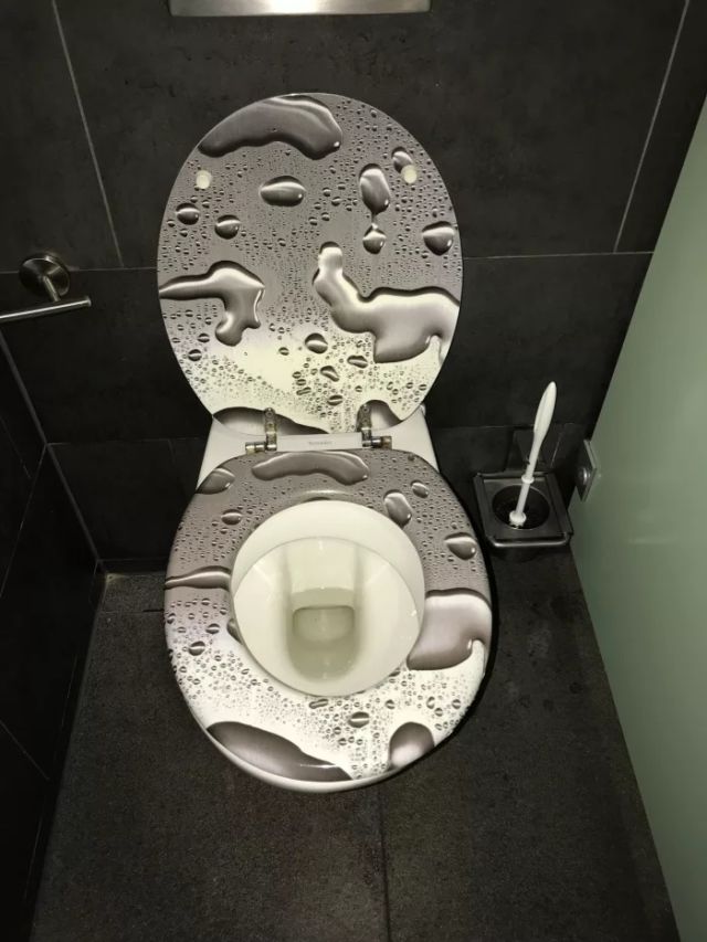 Buang Air di 11 Toilet ini, Kenyamananmu Bakal Diuji Banget. Desainnya Gokil bin Kocak sih! :D