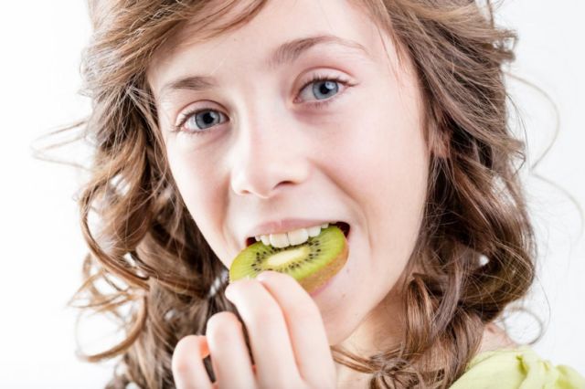 Jangan Dulu Dikupas, 11 Buah dan Sayur Ini Justru Lebih Sehat Dimakan Sekalian Kulitnya