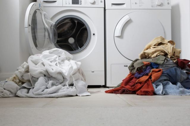 Harus Cuci Baju Malam Hari Karena Kesibukan? Ini 5 Trik Biar Tetap Wangi dan Nggak Jamuran