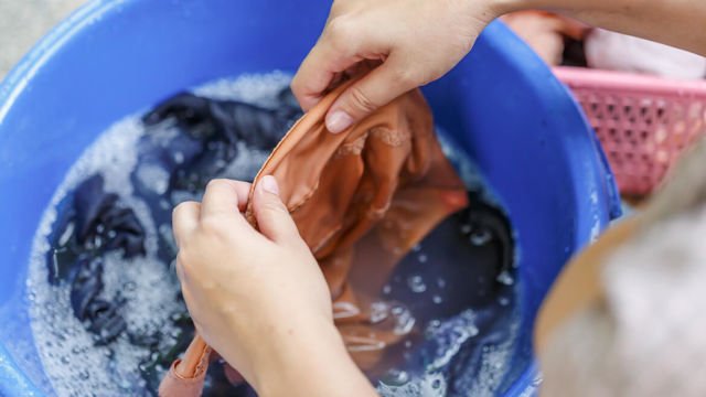 Harus Cuci Baju Malam Hari Karena Kesibukan? Ini 5 Trik Biar Tetap Wangi dan Nggak Jamuran