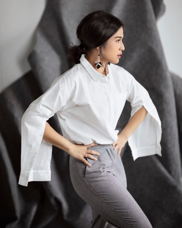 6 Fashion Item yang Perlu Cewek Miliki. Biar Makin Stunning Kayak Dian Sastro Masa Kini 3 Kemeja