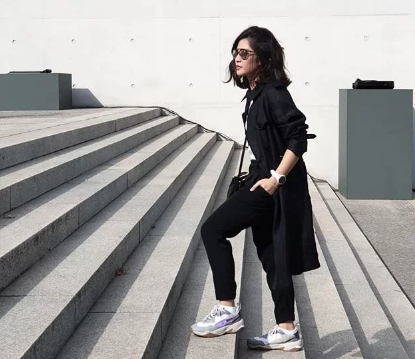 6 Fashion Item yang Perlu Cewek Miliki. Biar Makin Stunning Kayak Dian Sastro Masa Kini 5 Sneakers