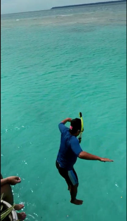 Terjun dari dermaga Maratua