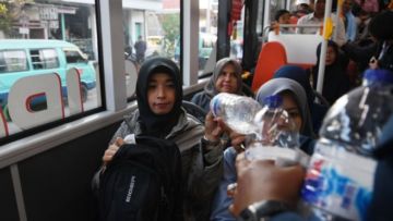 Begini Enaknya Bisa Naik Bus Bayar Pakai Sampah di Surabaya. Semoga Daerah Lain Segera Menyusul Ya