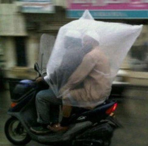 Kena Hujan di Tengah Jalan? Tenang, 10 Cara Berlindung ini Dijamin Bisa Bikin Kamu Semangat Lagi!