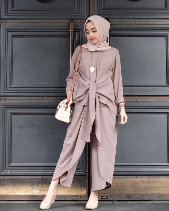 Manis dan Lucu, Ini 9 Ide Model Jumpsuit Ala Korea. Buat yang Berhijab pun Ada!