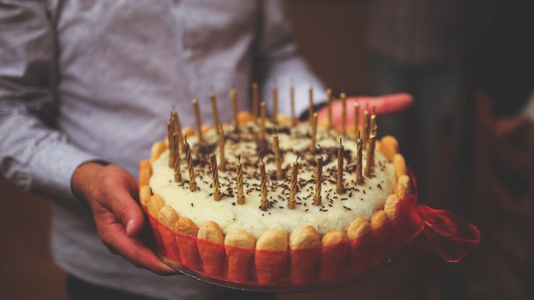 Selamat Ulang Tahun, Perempuannya
