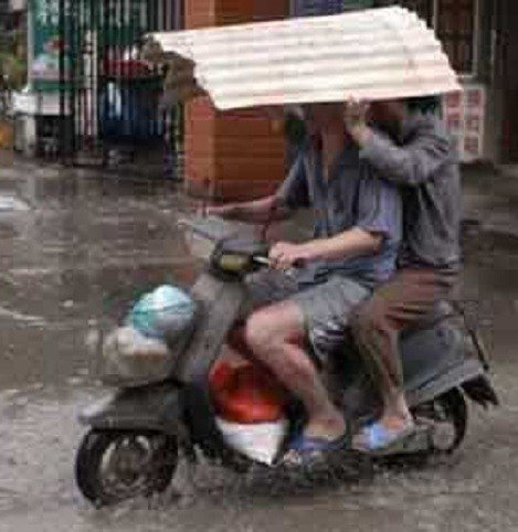 Kena Hujan di Tengah Jalan? Tenang, 10 Cara Berlindung ini Dijamin Bisa Bikin Kamu Semangat Lagi!