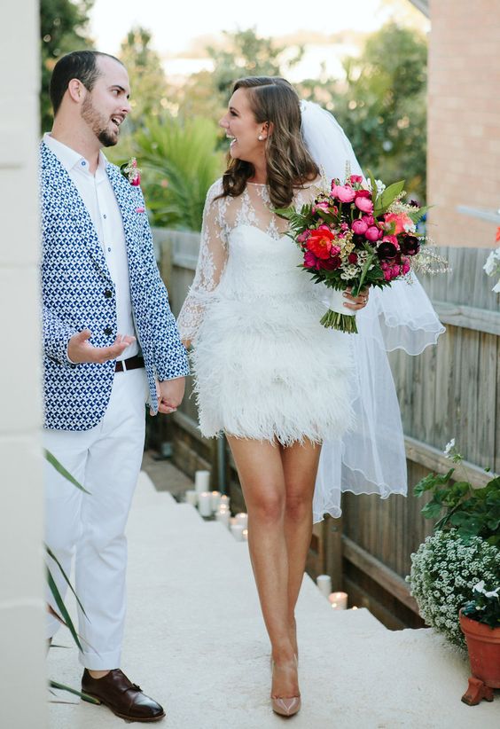 10 Inspirasi Feathered Wedding Dress, Gaun Pernikahan dengan Aksen Bulu-bulu yang Unik nan Menawan