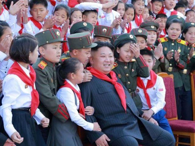 Begini Cara Korea Utara Bikin Rakyat Benar-Benar Tunduk Pada Pemimpin. Sudah Ditanamkan Sejak Dini Lo