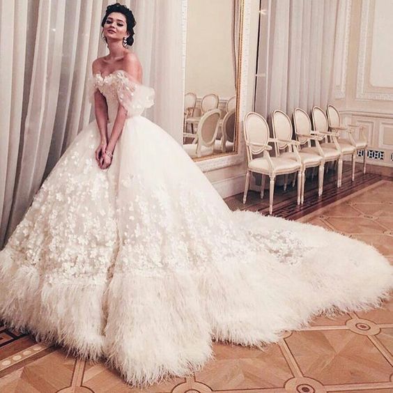 10 Inspirasi Feathered Wedding Dress, Gaun Pernikahan dengan Aksen Bulu-bulu yang Unik nan Menawan