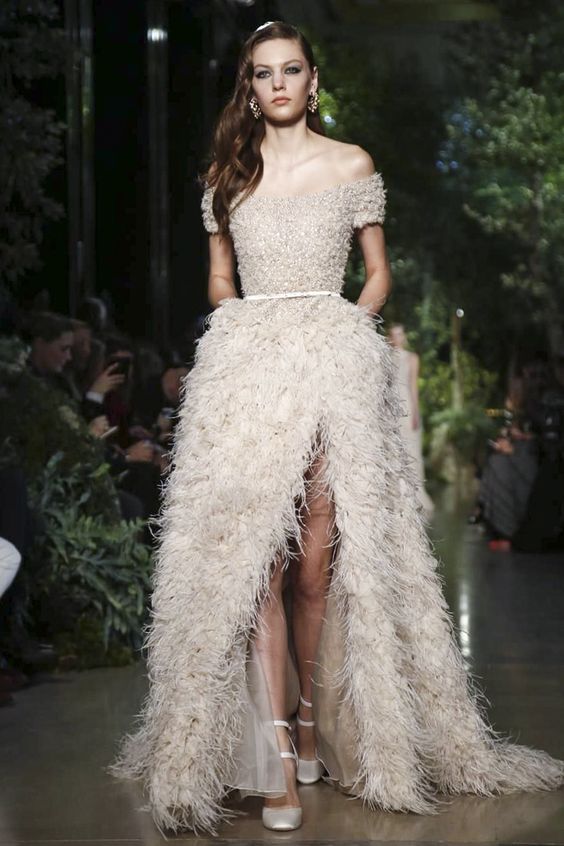 10 Inspirasi Feathered Wedding Dress, Gaun Pernikahan dengan Aksen Bulu-bulu yang Unik nan Menawan