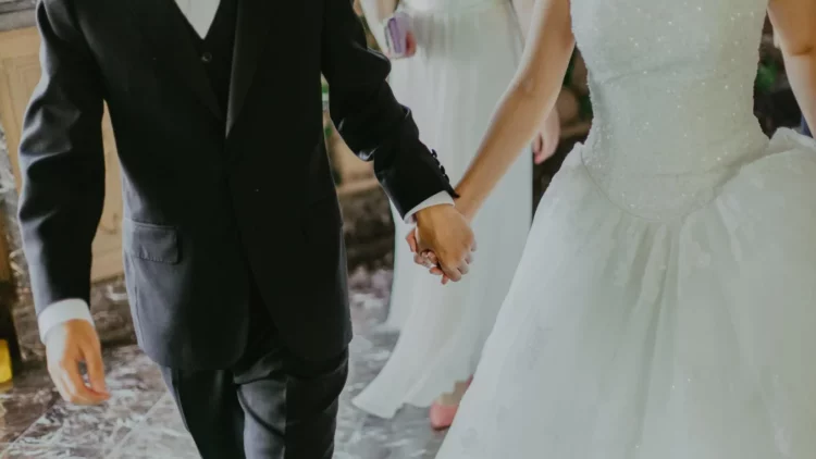 10 Omongan Tetangga Soal ‘Nikah’ yang Bikin Geram. Giliran Diam, Dibilang Sombong