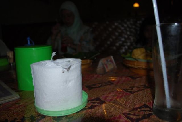 Tisu di tempat makan