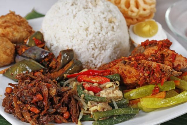 Kalau dulu ada catering konvensional alias offline, kenapa kamu nggak bikin yang versi online? Yup, sistem antar gitu ~
