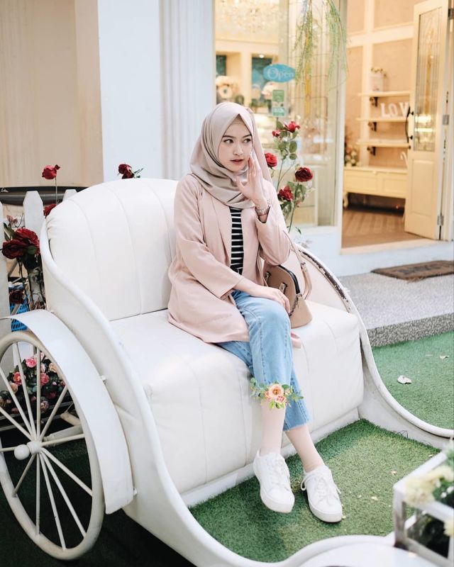 Atasan pastel dan bawahan jeans