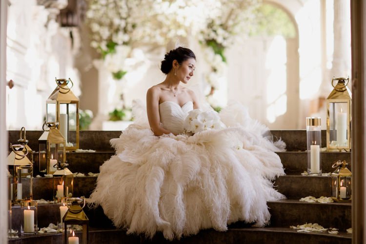 10 Inspirasi Feathered Wedding Dress, Gaun Pernikahan dengan Aksen Bulu-bulu yang Unik nan Menawan