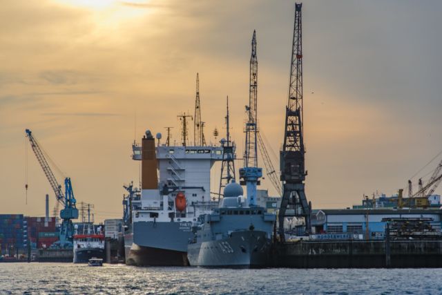 Kegiatan di Pelabuhan