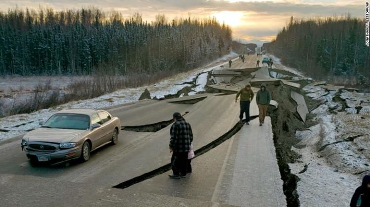 Gempa 7 SR & Seribu Gempa Susulan Landa Alaska. Ini 10 Potret Kerusakannya, Jalanan Sampai Terbelah! 19 Gempa 7 SR & Seribu Gempa Susulan Landa Alaska. Ini 10 Potret Kerusakannya, Jalanan Sampai Terbelah!